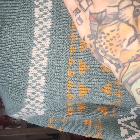 Universal Thread Sweater - Picture 3 of 5